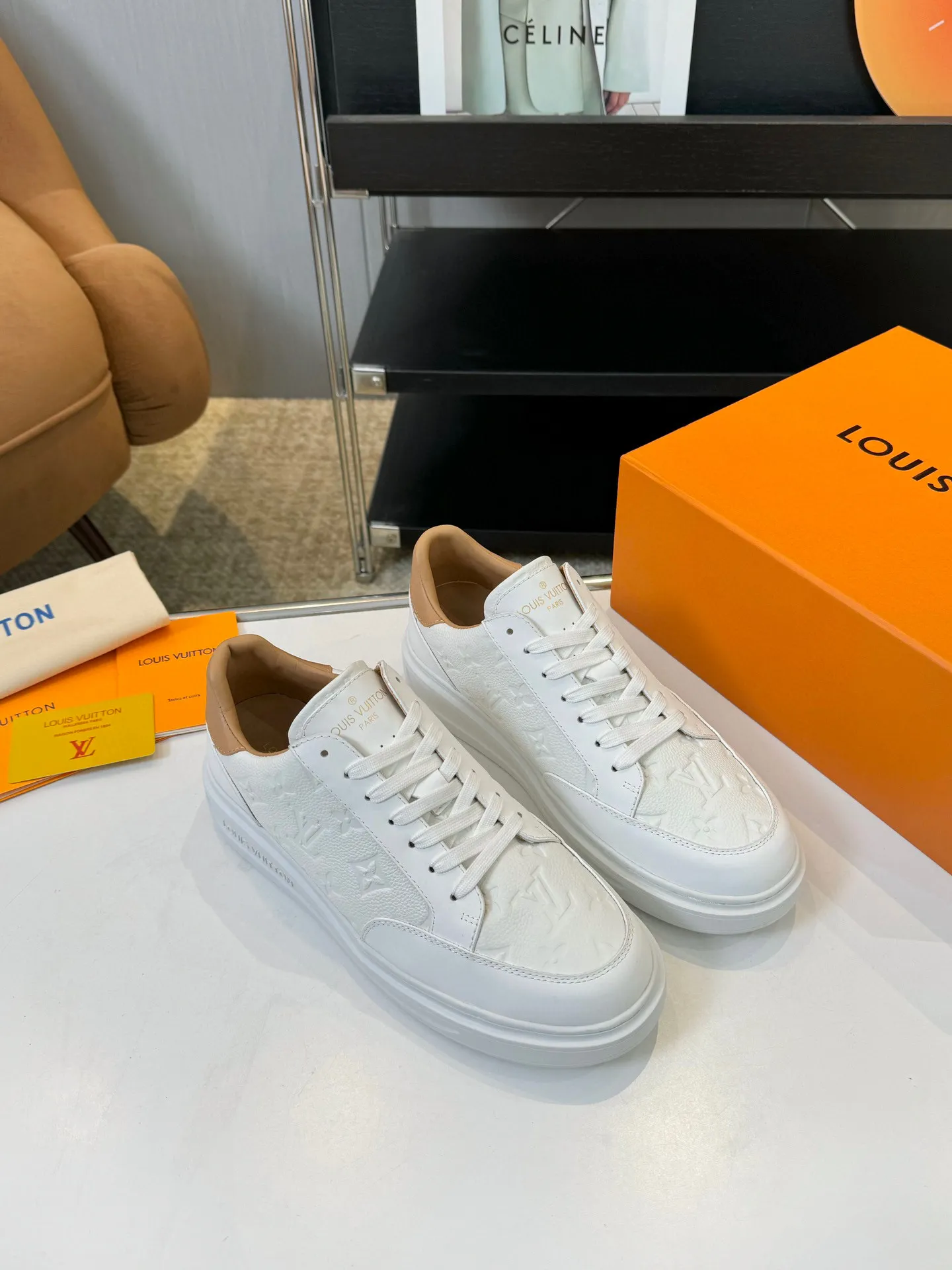Men's Men's Shoes 💰620💰 LV [Beverly Hills Sports Shoes Series] This Beverly Hills sports shoes are made of grained cow leather with Damier pattern, echoing the current season's leather goods series. The thick rubber outsole is lightweight, and an embossed Louis Vuitton logo adds a branding touch. Padded insole and technical fabric lining enhance comfort.  Detailed Features ♛ Silk cowhide ➕ Tumbled cowhide ♛ Ultra-light rubber outsole ♛ Louis Vuitton logo on tongue and outsole ♛ Size: 38-46